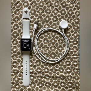 Apple Watch Series 3 Silver 42mm Sport Band S/M White